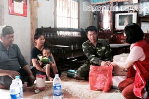Chi hội Chữ thập đỏ trường THCS Nguyễn Trãi nhận hỗ trợ thường xuyên cho 1 gia đình có hoàn cảnh đặc biệt khó khăn