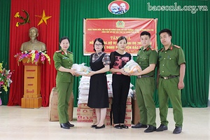 Hỗ trợ các gia đình bị thiệt hại do thiên tai tại xã Song Pe và xã Tạ Khoa