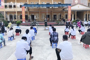 Đồn Biên phòng Mường Lạn: Tặng khẩu trang, lọ sát khuẩn, hướng dẫn phòng, chống dịch bệnh COVID-19 cho học sinh 