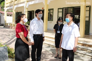 Đồng chí Phó Chủ tịch UBND tỉnh kiểm tra đột xuất việc phòng, chống dịch bệnh COVID-19 tại các trường học trên địa bàn Thành phố