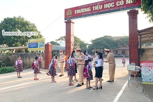 Đội Cảnh sát Giao thông đường bộ số 2: Tặng khẩu trang, nước sát khuẩn, hướng dẫn phòng, chống dịch bệnh COVID-19 cho học sinh