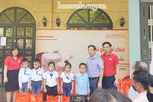 Văn phòng Gencasa Sơn La: Chương trình “Túi gạo sẻ chia - ấm nồng tình nghĩa”