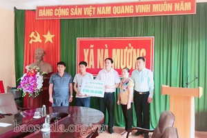 Trung tâm Y tế huyện Mộc Châu: Trao tiền hỗ trợ cho học sinh có hoàn cảnh đặc biệt khó khăn
