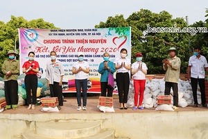 Tặng 200 suất quà cho người dân hoàn cảnh khó khăn do ảnh hưởng của dịch COVID-19 tại xã Nà Bó và Cò Nòi