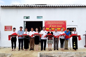 Quỹ Tín dụng nhân dân thị trấn Nông trường Mộc Châu: Bàn giao nhà “Đại đoàn kết” cho hộ nghèo