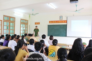 Tuyên truyền Luật Giao thông đường bộ và Luật An ninh mạng cho học sinh Trường THPT Mộc Hạ