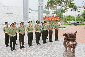 Đoàn viên Công an tỉnh: Dâng hương tưởng niệm Chủ tịch Hồ Chí Minh và các Anh hùng liệt sỹ