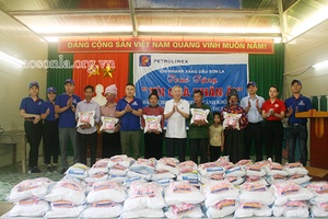 Chi nhánh Xăng dầu Sơn La: Trao tặng 150 “Túi quà nhân ái” cho các hộ dân có hoàn cảnh khó khăn
