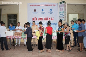 Chương trình “Bữa cơm nhân ái” tại Bệnh viện Đa khoa tỉnh