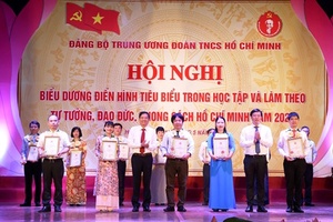 Tuyên dương 17 điển hình tiêu biểu trong học tập và làm theo Bác