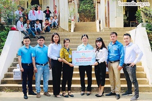 Trao 700 suất quà cho học sinh tại Điểm trường mầm non và tiểu học Trung Ban, xã Hua La (Thành phố)