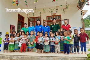 Tặng 300 hộp sữa, sách vở cho 92 học sinh tại điểm trường bản Co Hịnh