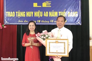 Lễ trao tặng Huy hiệu Đảng đợt 19/5