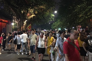 Nhộn nhịp phố đi bộ Hồ Gươm