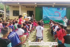Chương trình “Ban mai vùng cao” tại Điểm trường bản Dảo