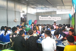 Nấu ăn cho học sinh bán trú ở Kim Bon 
