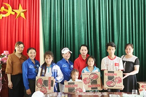 Tặng 500 suất quà cho người dân và học sinh khó khăn ở Mai Sơn
