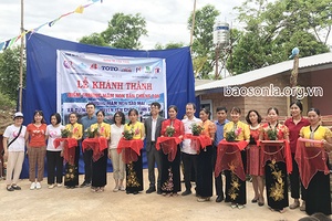 Quỹ Gieo tin yêu và Công ty TNHH TOTO: Chương trình từ thiện tại các trường học huyện Yên Châu