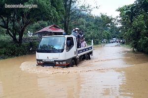 Mưa lớn gây ngập úng, sạt lở nhiều đoạn đường ở Quỳnh Nhai