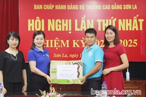 Tặng khẩu trang và nước sát khuẩn cho lưu học sinh Lào