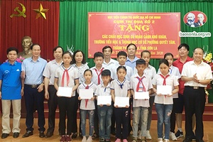 Tặng quà cho trẻ em có hoàn cảnh khó khăn phường Quyết Tâm