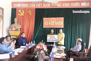 Bưu điện tỉnh: Trao tiền hỗ trợ xóa nhà tạm