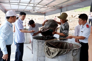 Thả cá giống tái tạo nguồn lợi thủy sản tại Mường La