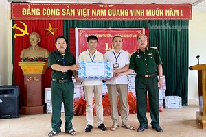Trao tặng quà cho các đối tượng chính sách
