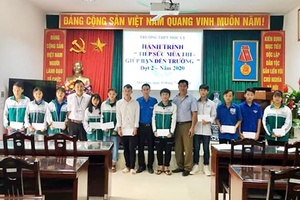 Trao tặng 13 triệu đồng cho học sinh có hoàn cảnh đặc biệt khó khăn