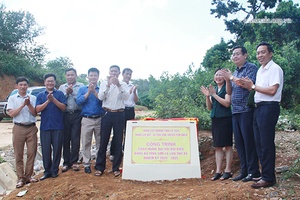 Yên Châu: Gắn biển 3 công trình chào mừng Đại hội Đảng bộ tỉnh lần thứ XV