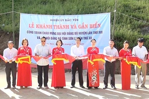 Bắc Yên: Gắn biển công trình chào mừng Đại hội Đảng 