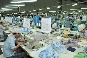 Phục hồi sản xuất, kinh doanh, giữ việc làm cho người lao động