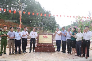 Bắc Yên: Gắn biển công trình chào mừng Đại hội Đảng 