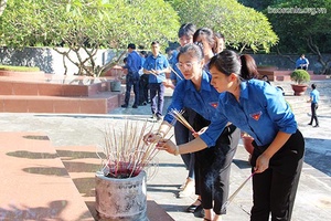 Viếng nghĩa trang liệt sỹ Nhà tù Sơn La nhân Kỷ niệm 73 năm Ngày Thương binh, Liệt sỹ