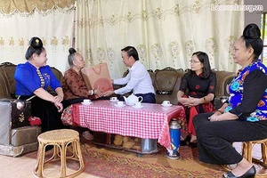 Bí thư thành ủy thăm tặng quà gia đình Anh hùng liệt sĩ Lò Văn Giá