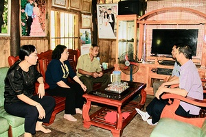 Đồng chí Phó Chủ tịch Thường trực UBND tỉnh thăm, tặng quà gia đình chính sách tại Mường La