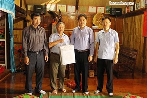 Chủ tịch Ủy ban MTTQ Việt Nam tỉnh thăm, tặng quà thương binh, gia đình liệt sĩ tại Quỳnh Nhai