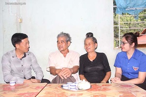 Báo Sơn La: Thăm, tặng quà thương binh nhân Ngày Thương binh, Liệt sỹ