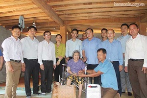 Trưởng Ban Dân vận tỉnh uỷ thăm, tặng quà các đối tượng chính sách