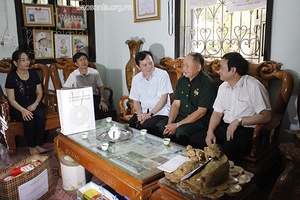 Đồng chí Phó Chủ tịch Thường trực HĐND tỉnh thăm, tặng quà các gia đình chính sách tại Phù Yên