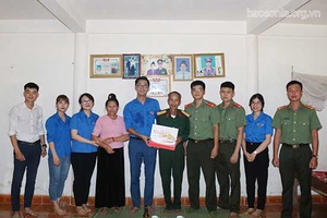 Thăm, tặng quà gia đình chính sách, học sinh hoàn cảnh khó khăn tại xã Chiềng Mung