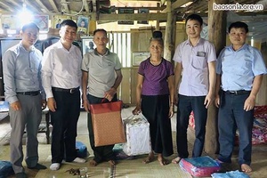 Quỳnh Nhai: Thăm, tặng quà các gia đình chính sách 