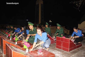 Thắp nến tri ân các Anh hùng liệt sỹ tại nghĩa trang Thành phố