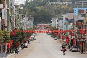 Đẩy nhanh tiến độ thi công vỉa hè đường Nguyễn Văn Linh