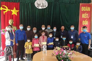 Hội LHTN Việt Nam tỉnh tặng quà học sinh, gia đình hoàn cảnh khó khăn 