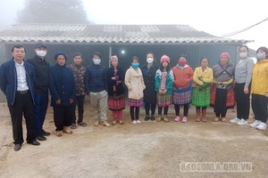 Thăm, tặng quà nhân dân xã Tà Xùa và Hang Chú 