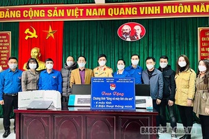 Trao tặng máy tính, điện thoại thông minh cho học sinh nghèo 