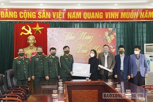 Đồng chí Chỉ huy trưởng Bộ CHQS tỉnh thăm chúc Tết huyện Sốp Cộp