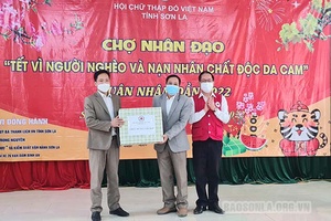 Chợ nhân đạo "Tết vì người nghèo và nạn nhân chất độc da cam"