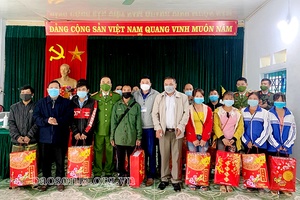 Thăm, tặng quà tết nhân dân xã Nậm Lạnh